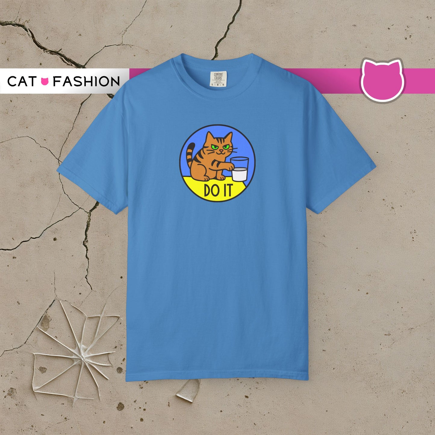 T-Shirt: Do It - Funny Cat Meme Graphic Tee with Kitty and Glass - Mischievous Unisex Shirt for Chaos-Loving Cat People