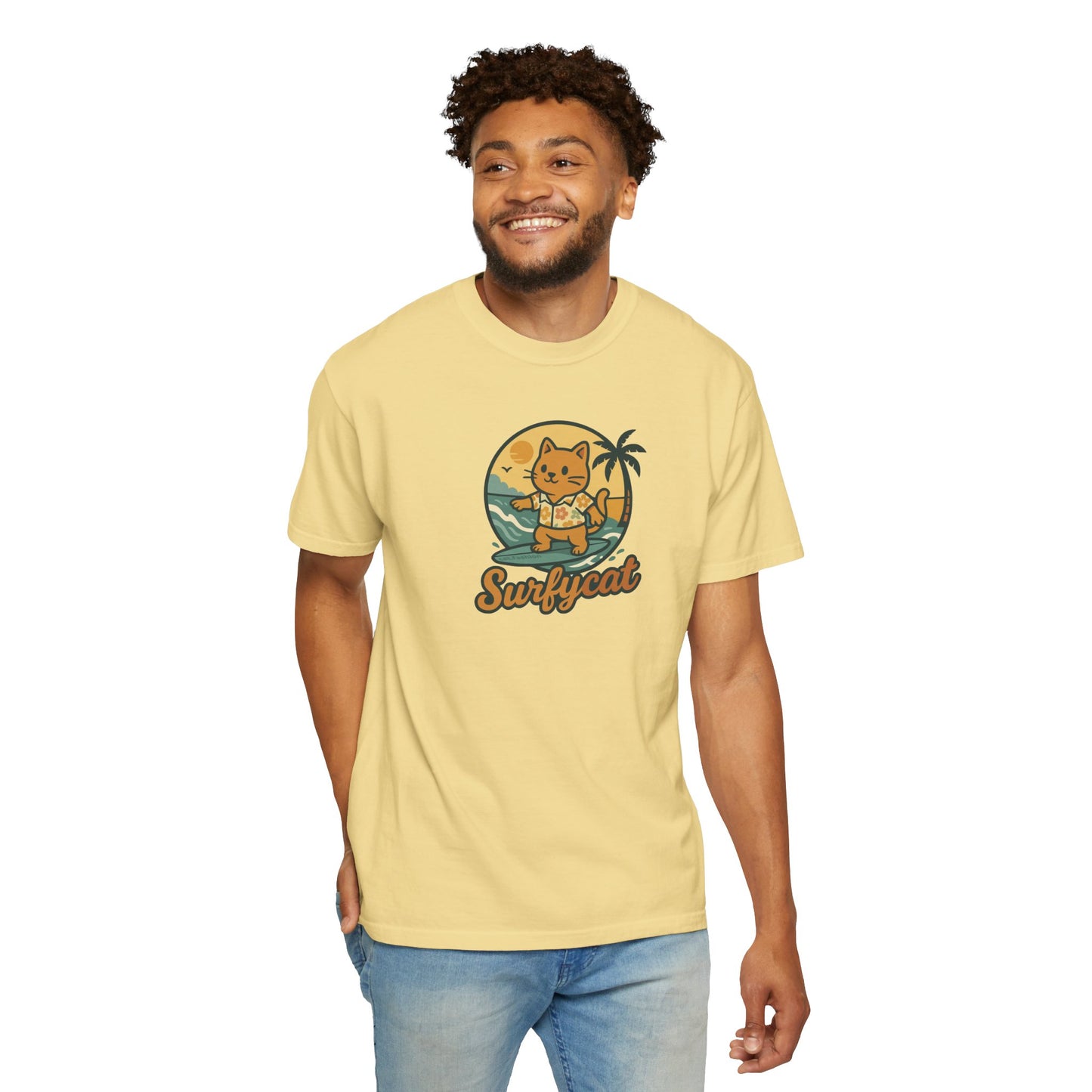 T-Shirt: Surfycat – Cool Cat with Surfboard Graphic Tee – Funny Summer Beach Vibes Unisex Shirt for Cat Lovers & Ocean Fans