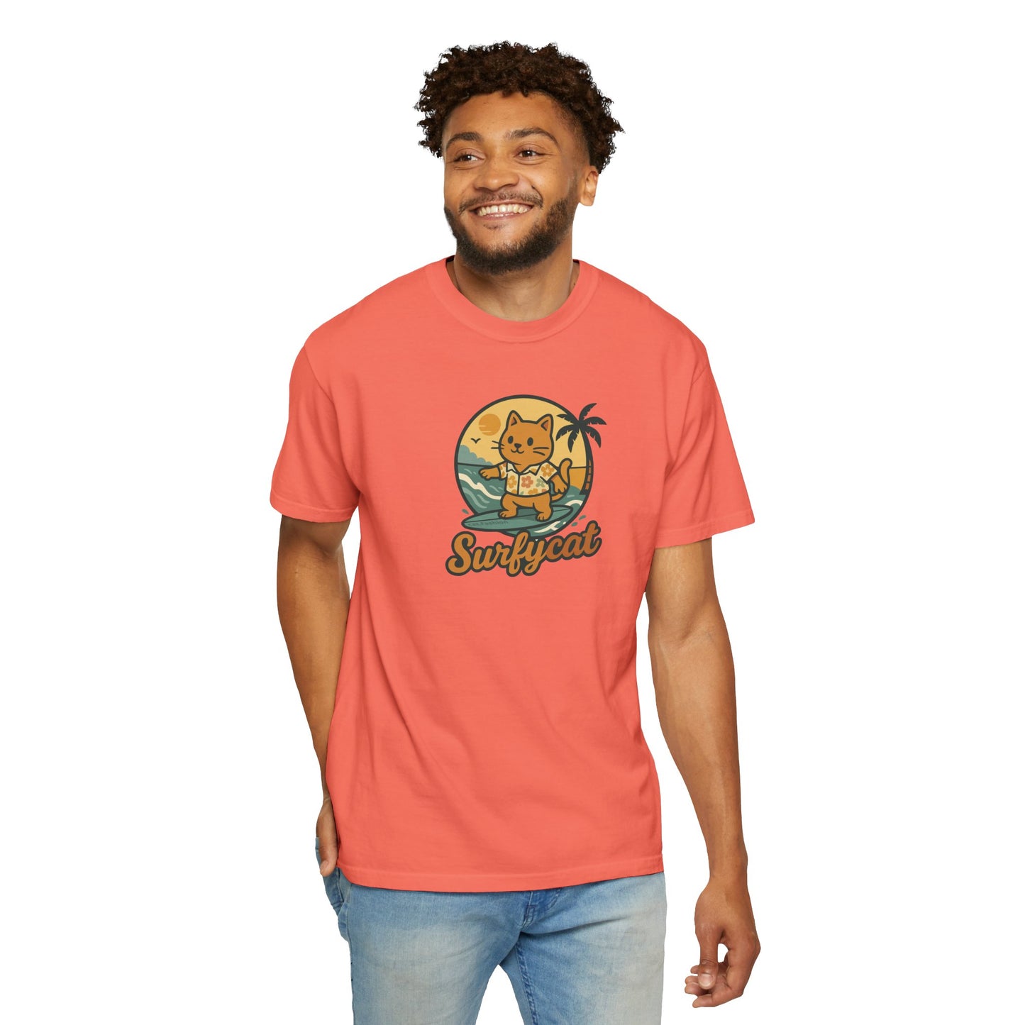 T-Shirt: Surfycat – Cool Cat with Surfboard Graphic Tee – Funny Summer Beach Vibes Unisex Shirt for Cat Lovers & Ocean Fans