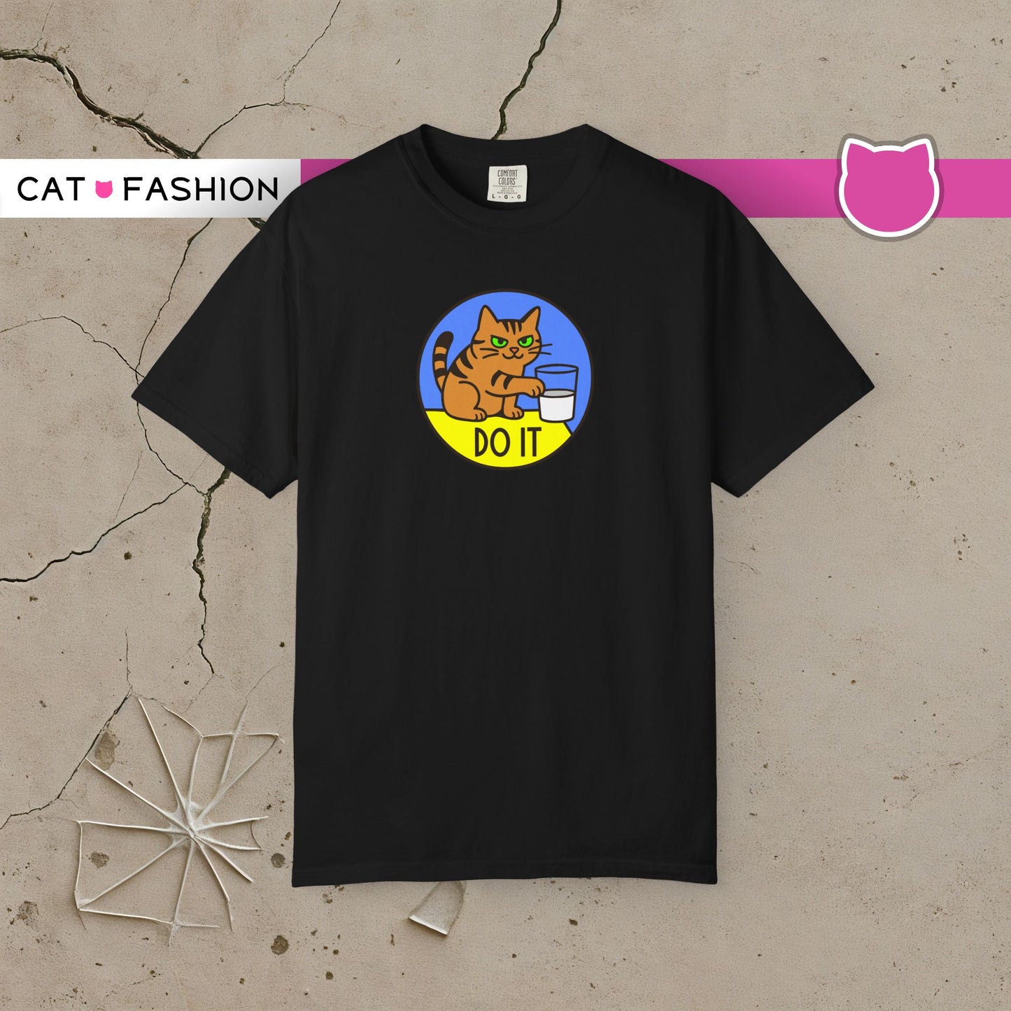 T-Shirt: Do It - Funny Cat Meme Graphic Tee with Kitty and Glass - Mischievous Unisex Shirt for Chaos-Loving Cat People