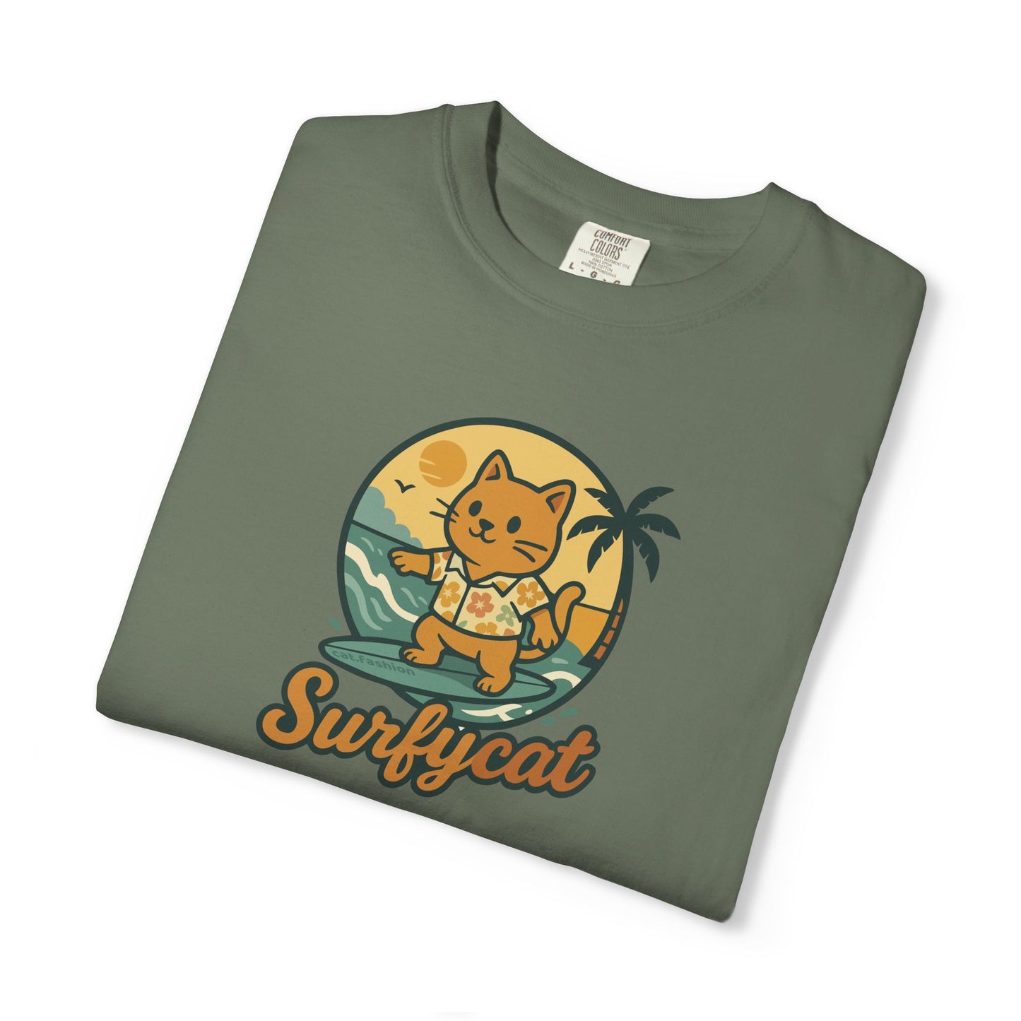 T-Shirt: Surfycat – Cool Cat with Surfboard Graphic Tee – Funny Summer Beach Vibes Unisex Shirt for Cat Lovers & Ocean Fans