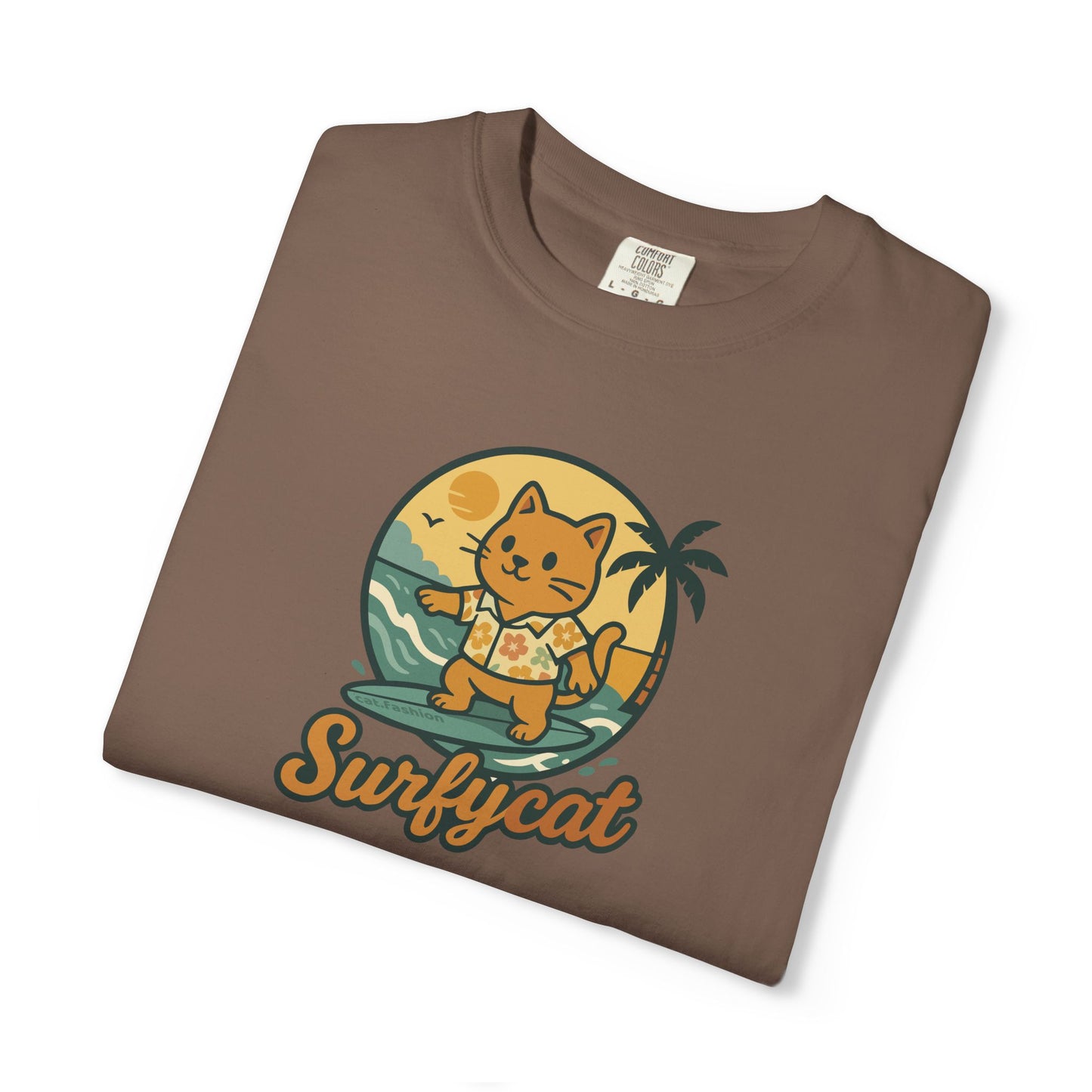 T-Shirt: Surfycat – Cool Cat with Surfboard Graphic Tee – Funny Summer Beach Vibes Unisex Shirt for Cat Lovers & Ocean Fans