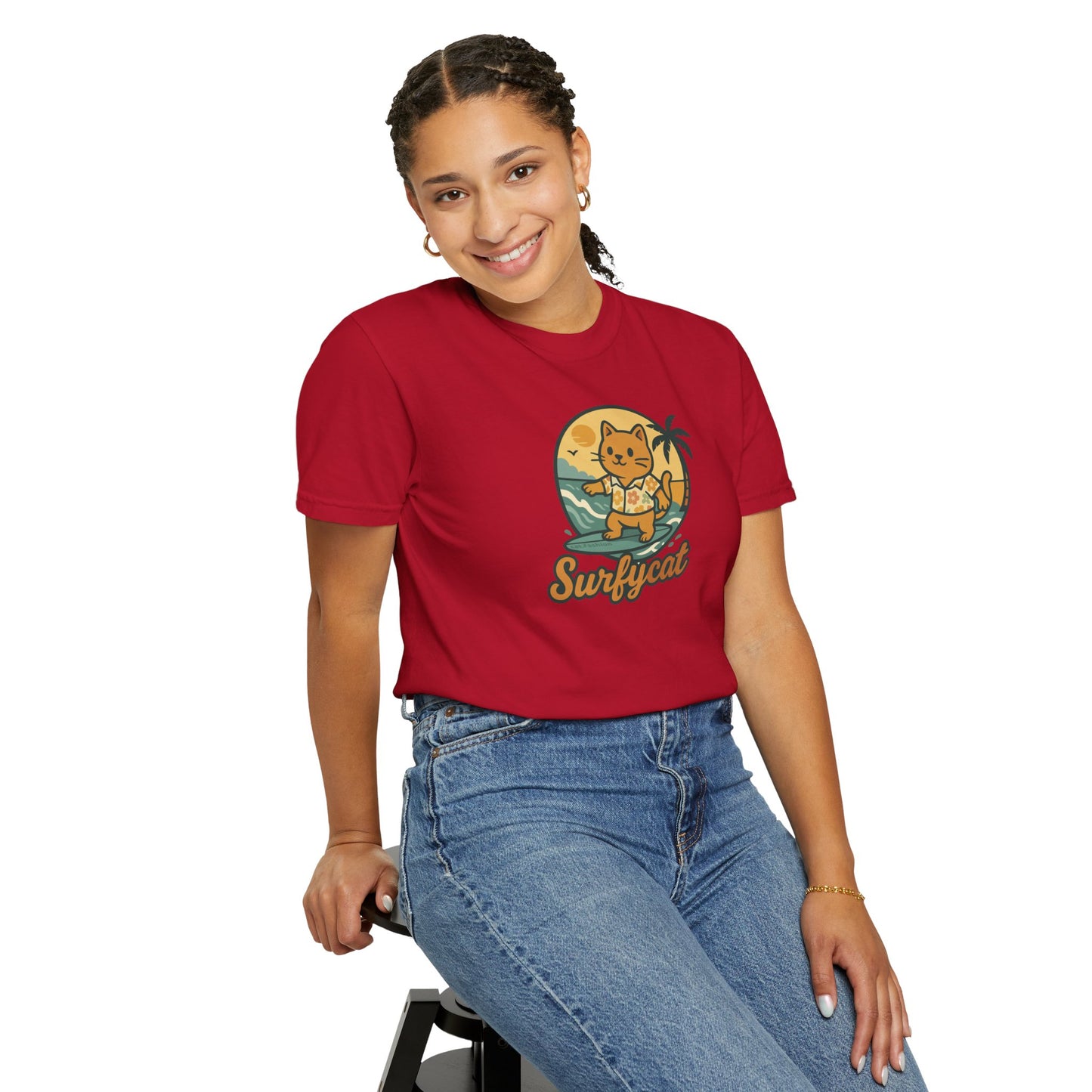 T-Shirt: Surfycat – Cool Cat with Surfboard Graphic Tee – Funny Summer Beach Vibes Unisex Shirt for Cat Lovers & Ocean Fans