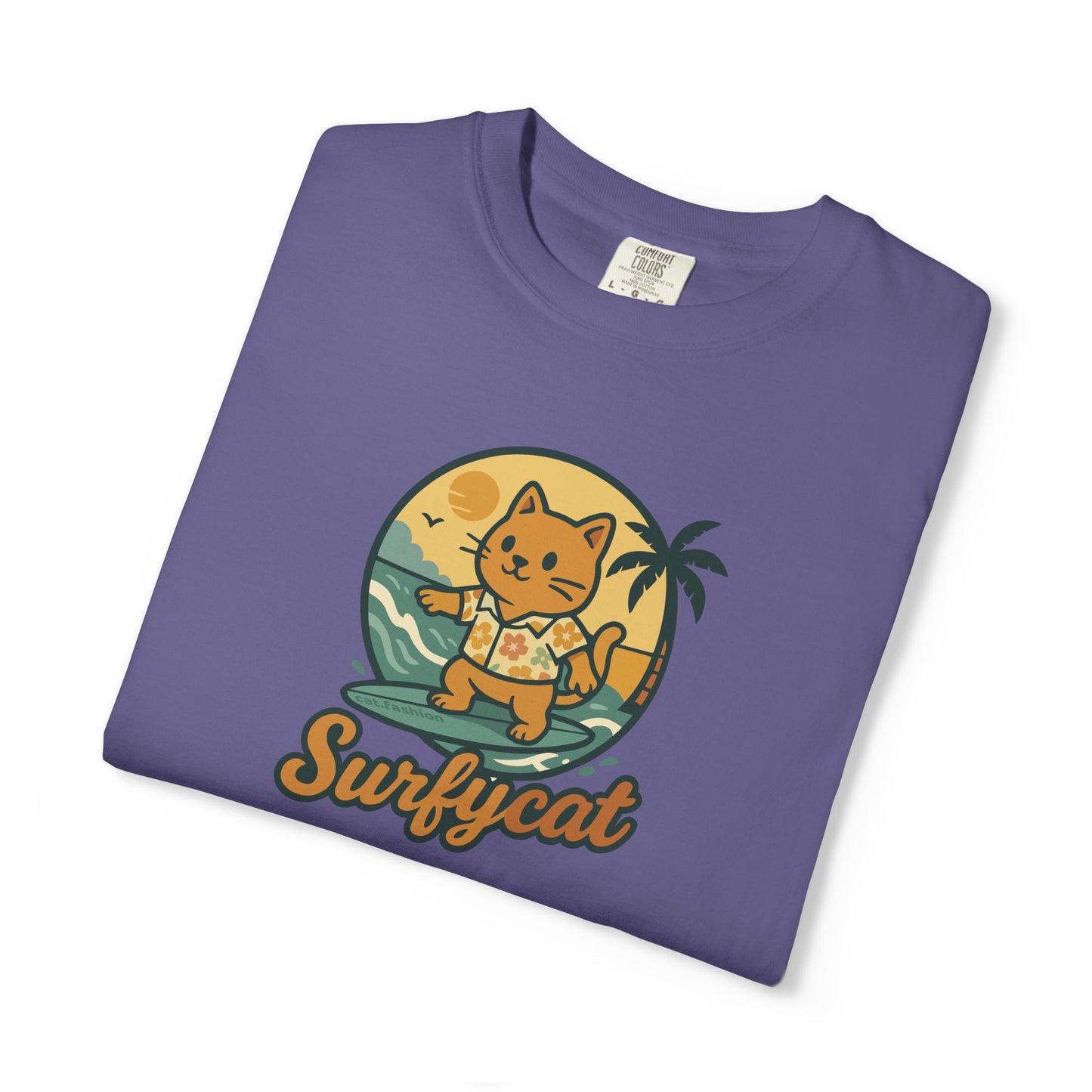 T-Shirt: Surfycat – Cool Cat with Surfboard Graphic Tee – Funny Summer Beach Vibes Unisex Shirt for Cat Lovers & Ocean Fans