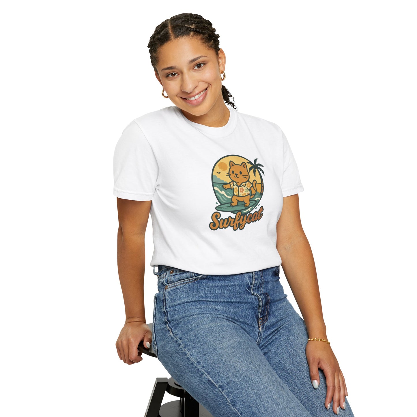 T-Shirt: Surfycat – Cool Cat with Surfboard Graphic Tee – Funny Summer Beach Vibes Unisex Shirt for Cat Lovers & Ocean Fans