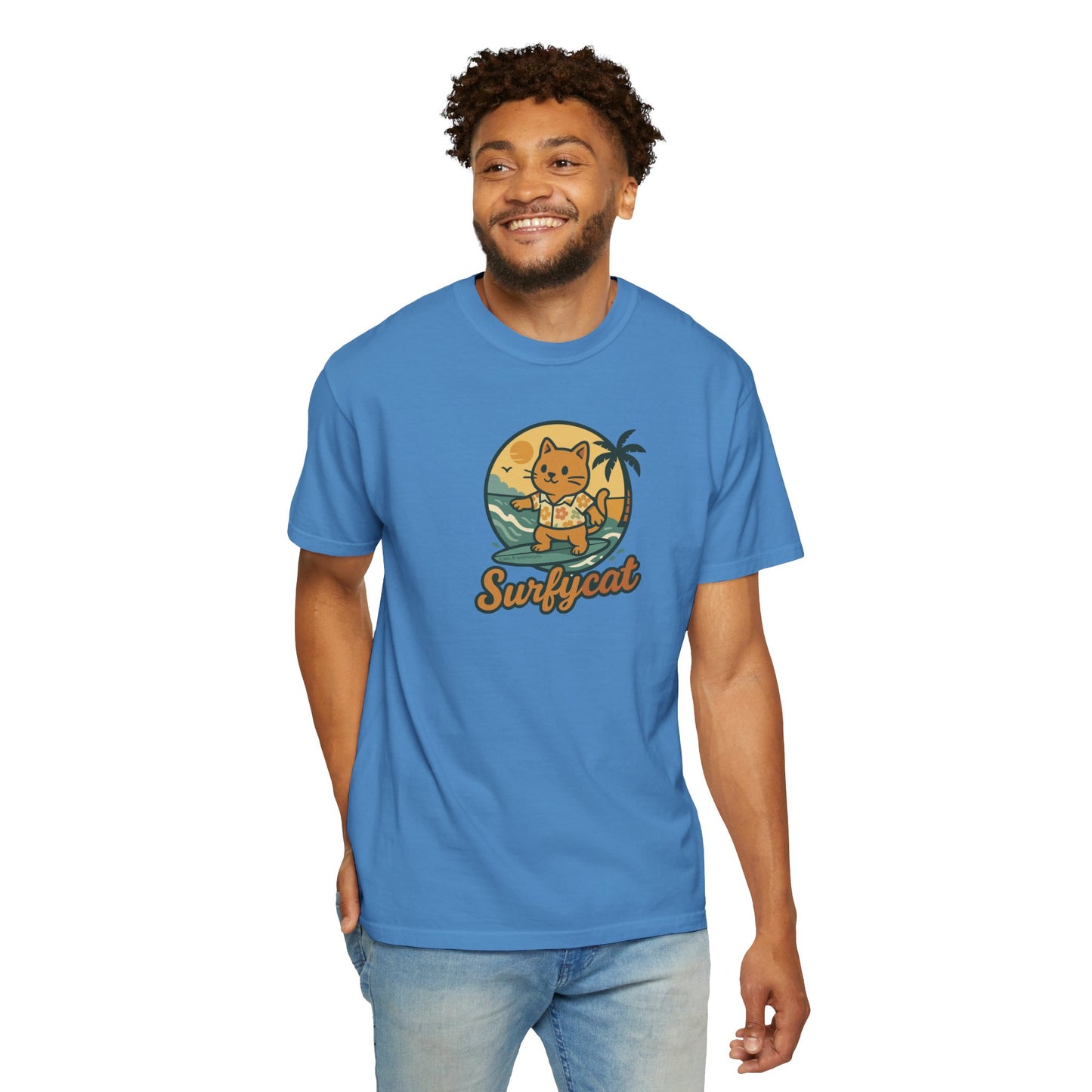 T-Shirt: Surfycat – Cool Cat with Surfboard Graphic Tee – Funny Summer Beach Vibes Unisex Shirt for Cat Lovers & Ocean Fans