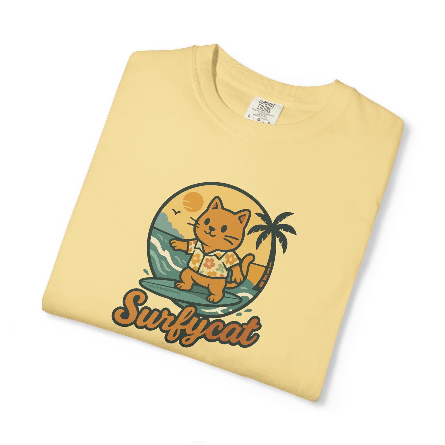 T-Shirt: Surfycat – Cool Cat with Surfboard Graphic Tee – Funny Summer Beach Vibes Unisex Shirt for Cat Lovers & Ocean Fans