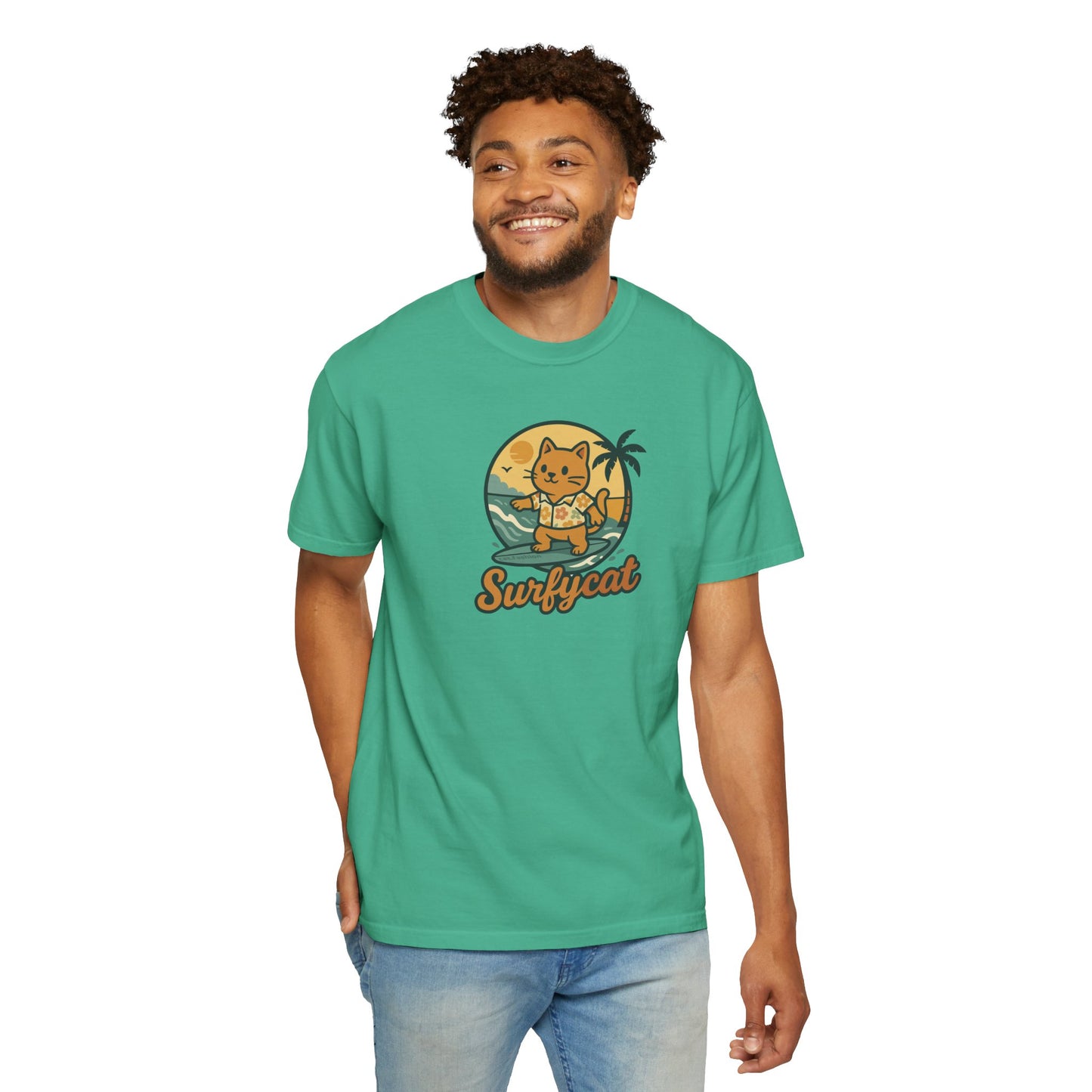 T-Shirt: Surfycat – Cool Cat with Surfboard Graphic Tee – Funny Summer Beach Vibes Unisex Shirt for Cat Lovers & Ocean Fans