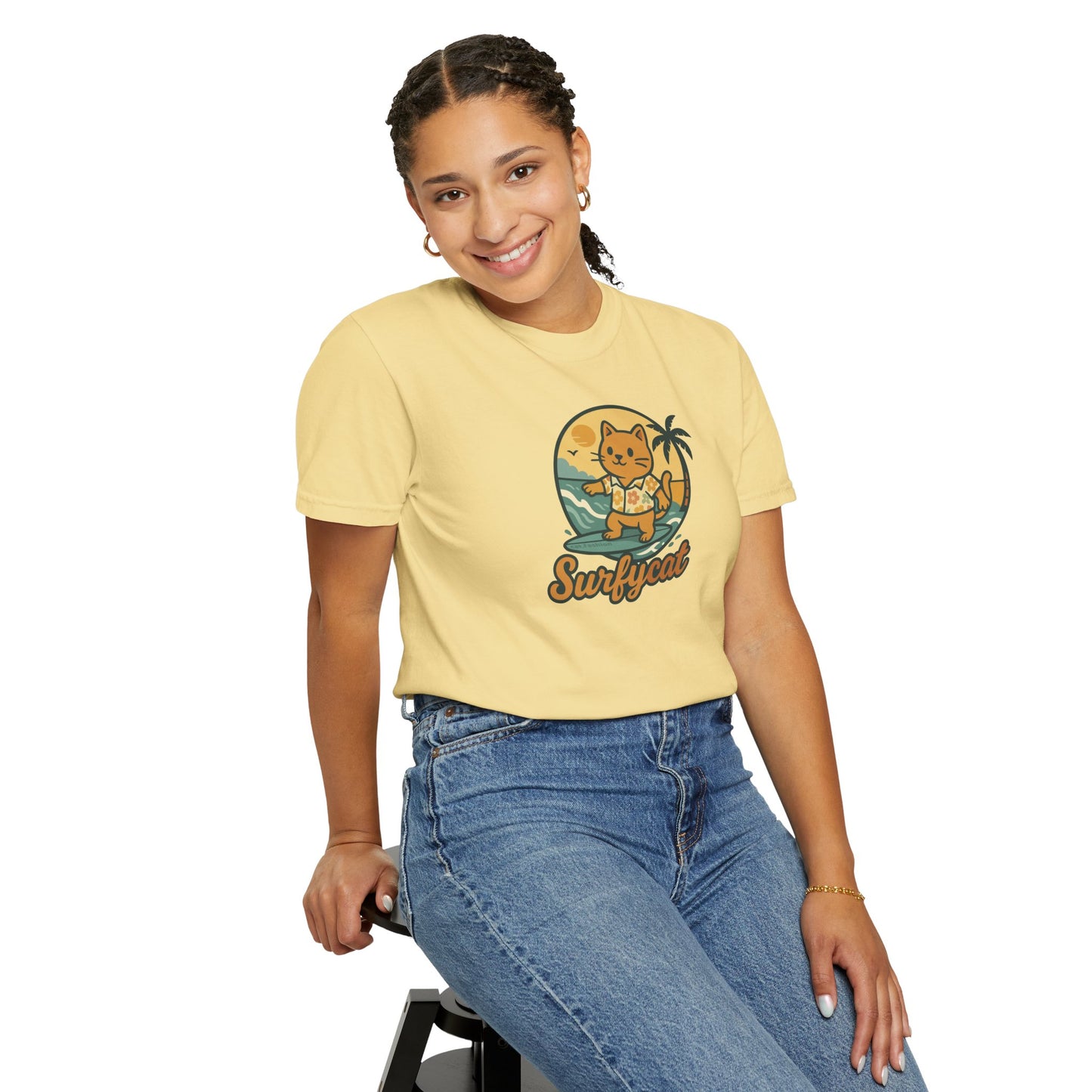 T-Shirt: Surfycat – Cool Cat with Surfboard Graphic Tee – Funny Summer Beach Vibes Unisex Shirt for Cat Lovers & Ocean Fans