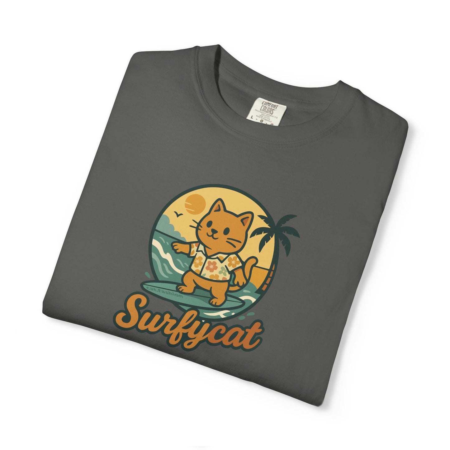 T-Shirt: Surfycat – Cool Cat with Surfboard Graphic Tee – Funny Summer Beach Vibes Unisex Shirt for Cat Lovers & Ocean Fans