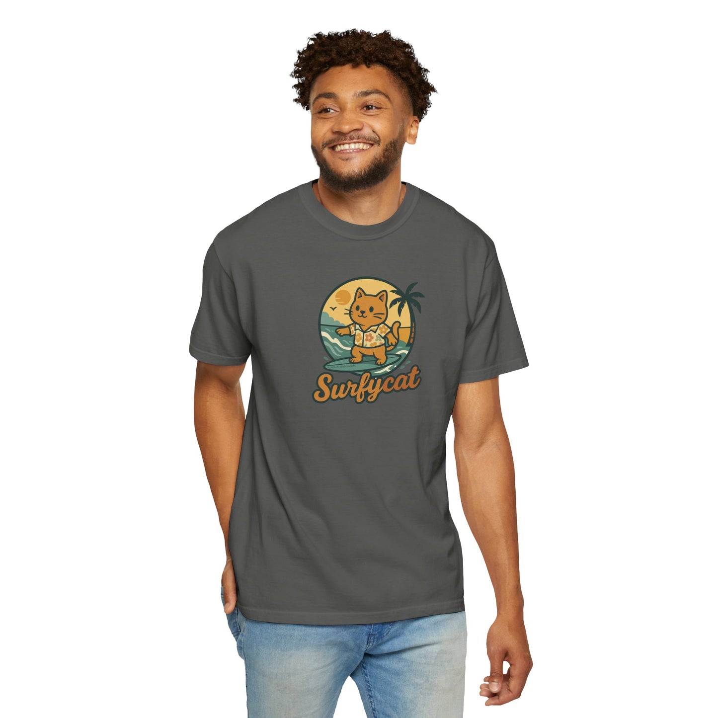 T-Shirt: Surfycat – Cool Cat with Surfboard Graphic Tee – Funny Summer Beach Vibes Unisex Shirt for Cat Lovers & Ocean Fans
