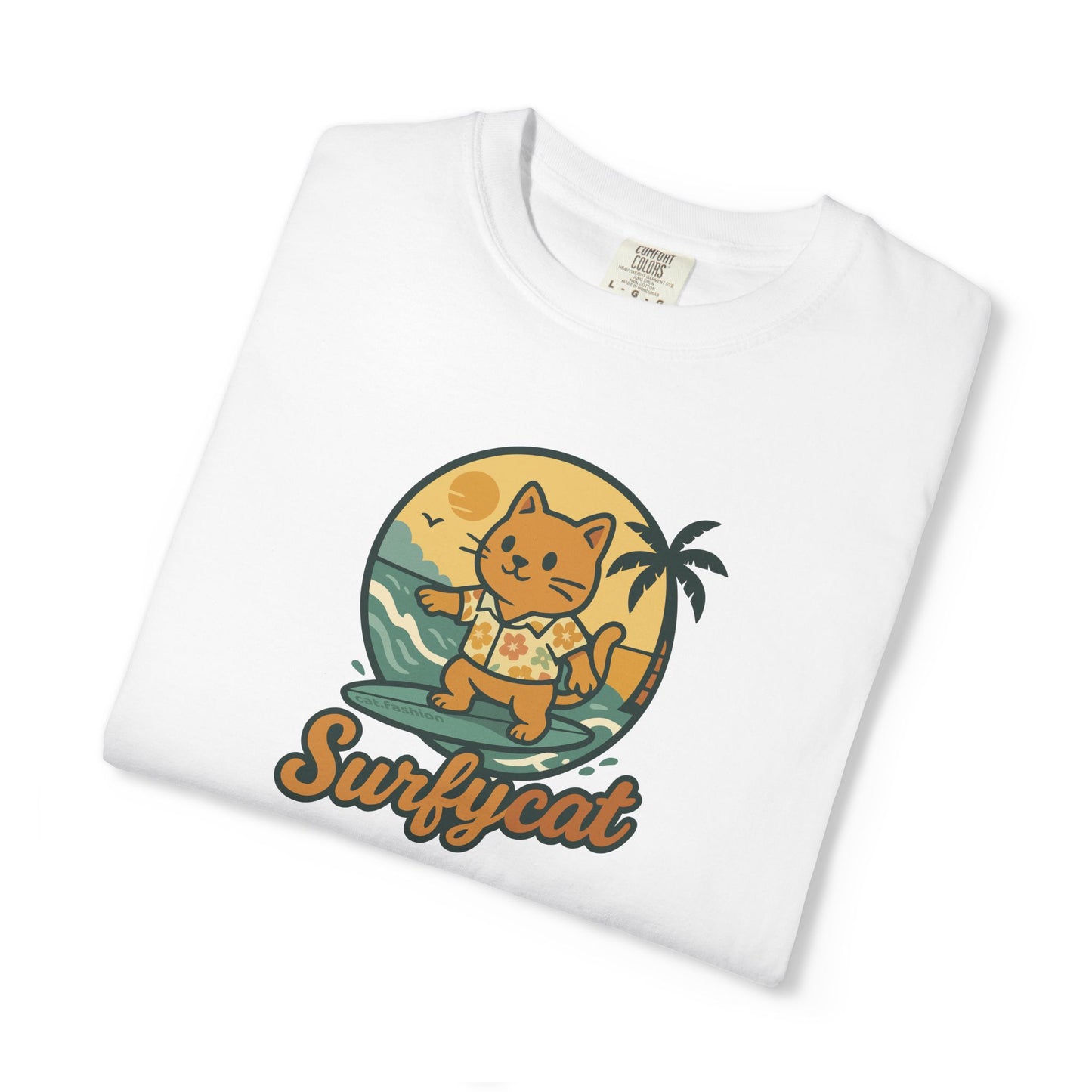 T-Shirt: Surfycat – Cool Cat with Surfboard Graphic Tee – Funny Summer Beach Vibes Unisex Shirt for Cat Lovers & Ocean Fans