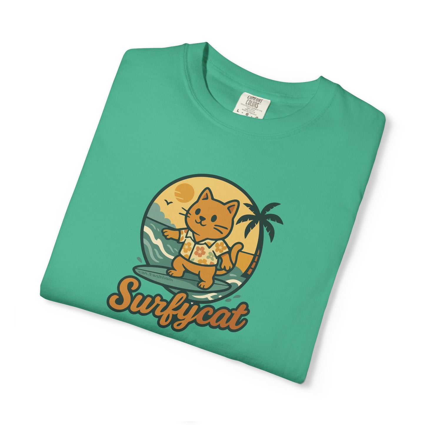 T-Shirt: Surfycat – Cool Cat with Surfboard Graphic Tee – Funny Summer Beach Vibes Unisex Shirt for Cat Lovers & Ocean Fans