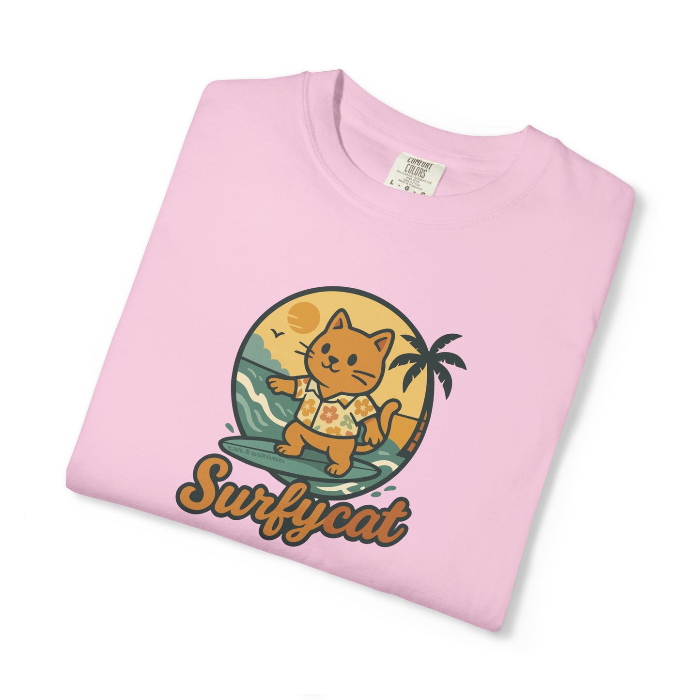 T-Shirt: Surfycat – Cool Cat with Surfboard Graphic Tee – Funny Summer Beach Vibes Unisex Shirt for Cat Lovers & Ocean Fans