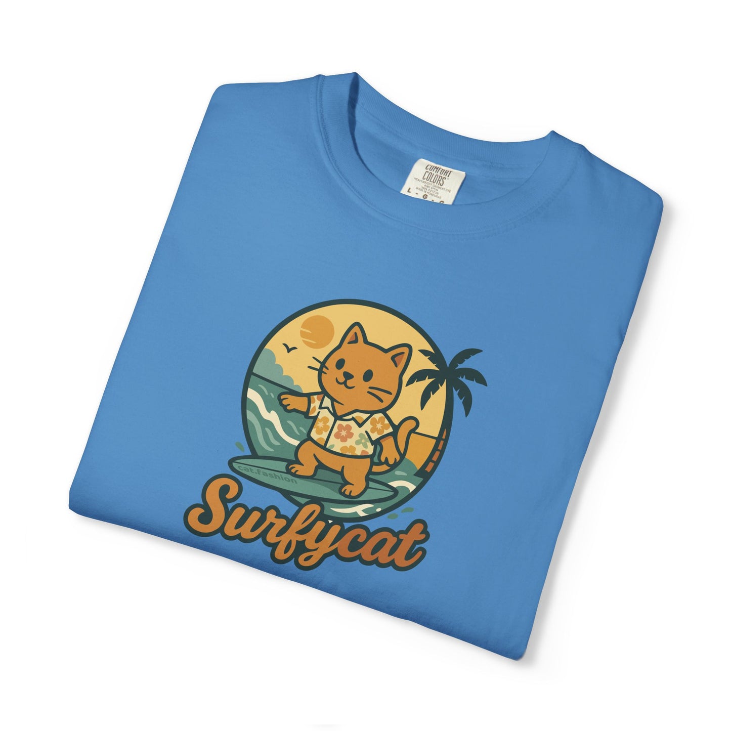 T-Shirt: Surfycat – Cool Cat with Surfboard Graphic Tee – Funny Summer Beach Vibes Unisex Shirt for Cat Lovers & Ocean Fans
