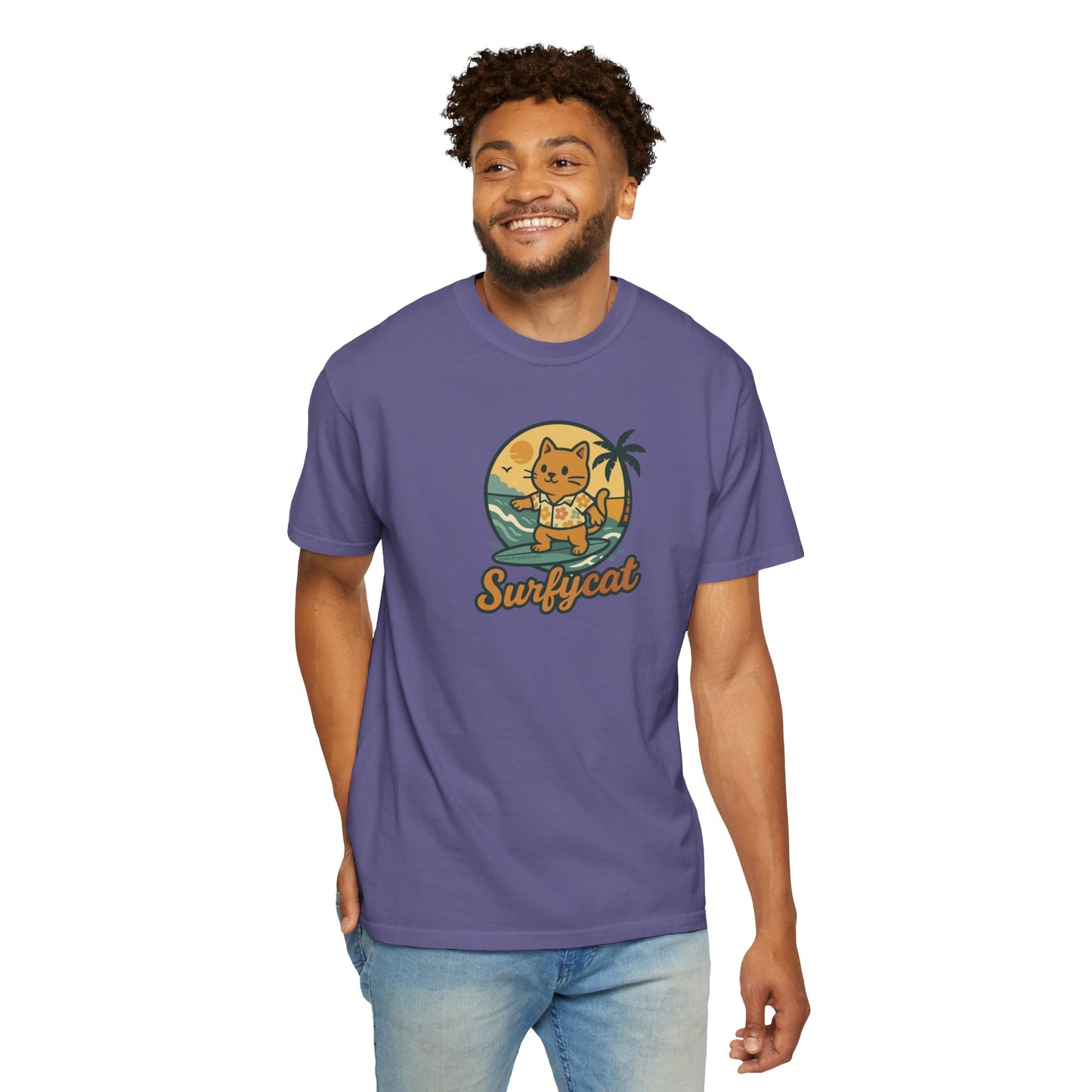 T-Shirt: Surfycat – Cool Cat with Surfboard Graphic Tee – Funny Summer Beach Vibes Unisex Shirt for Cat Lovers & Ocean Fans