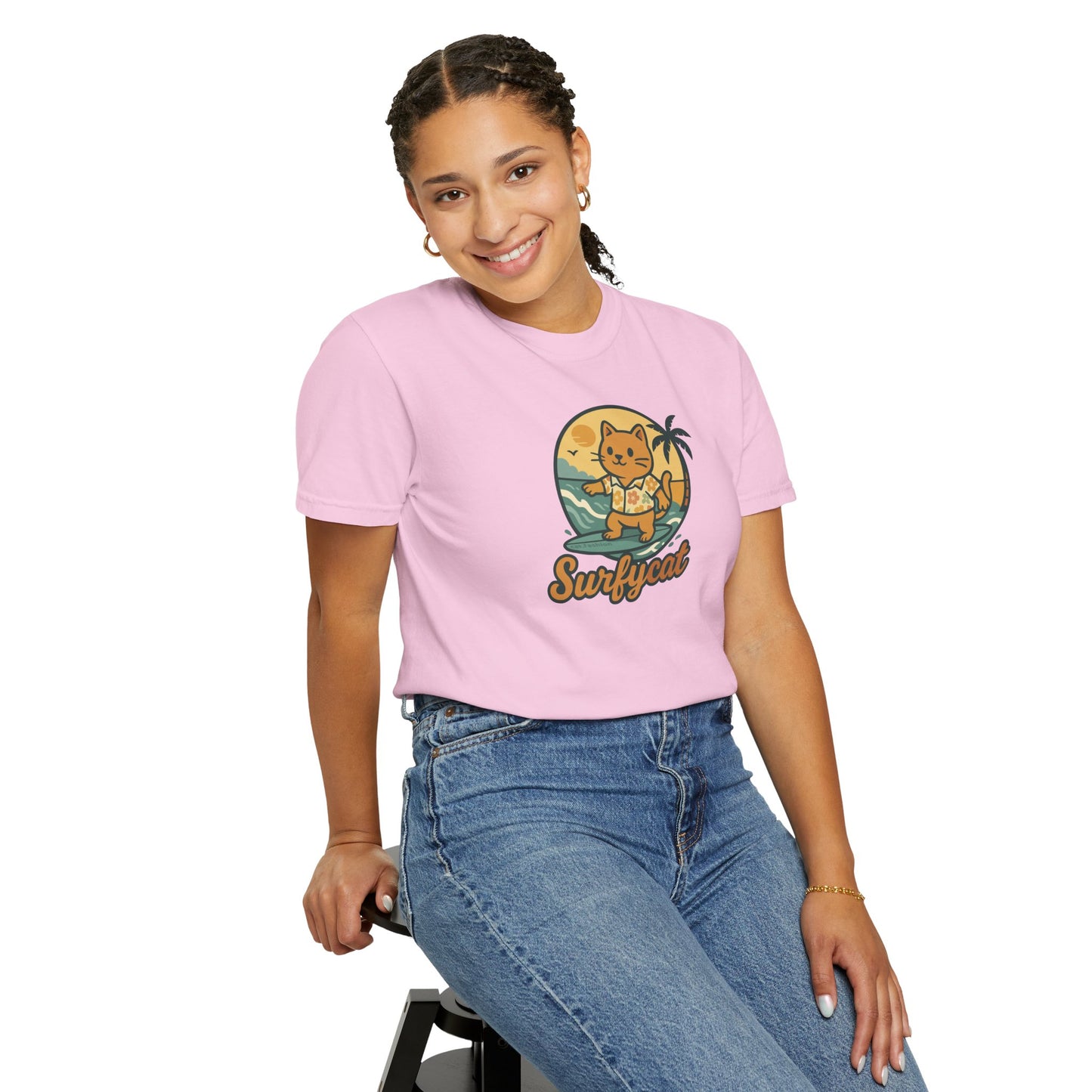 T-Shirt: Surfycat – Cool Cat with Surfboard Graphic Tee – Funny Summer Beach Vibes Unisex Shirt for Cat Lovers & Ocean Fans
