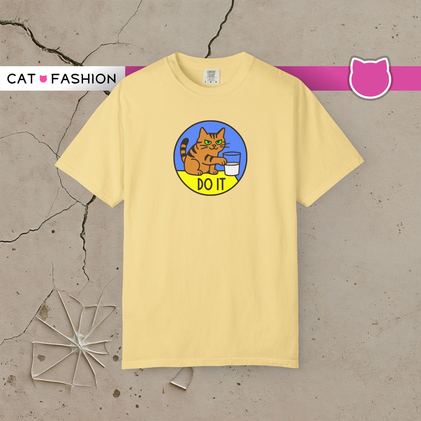 T-Shirt: Do It - Funny Cat Meme Graphic Tee with Kitty and Glass - Mischievous Unisex Shirt for Chaos-Loving Cat People