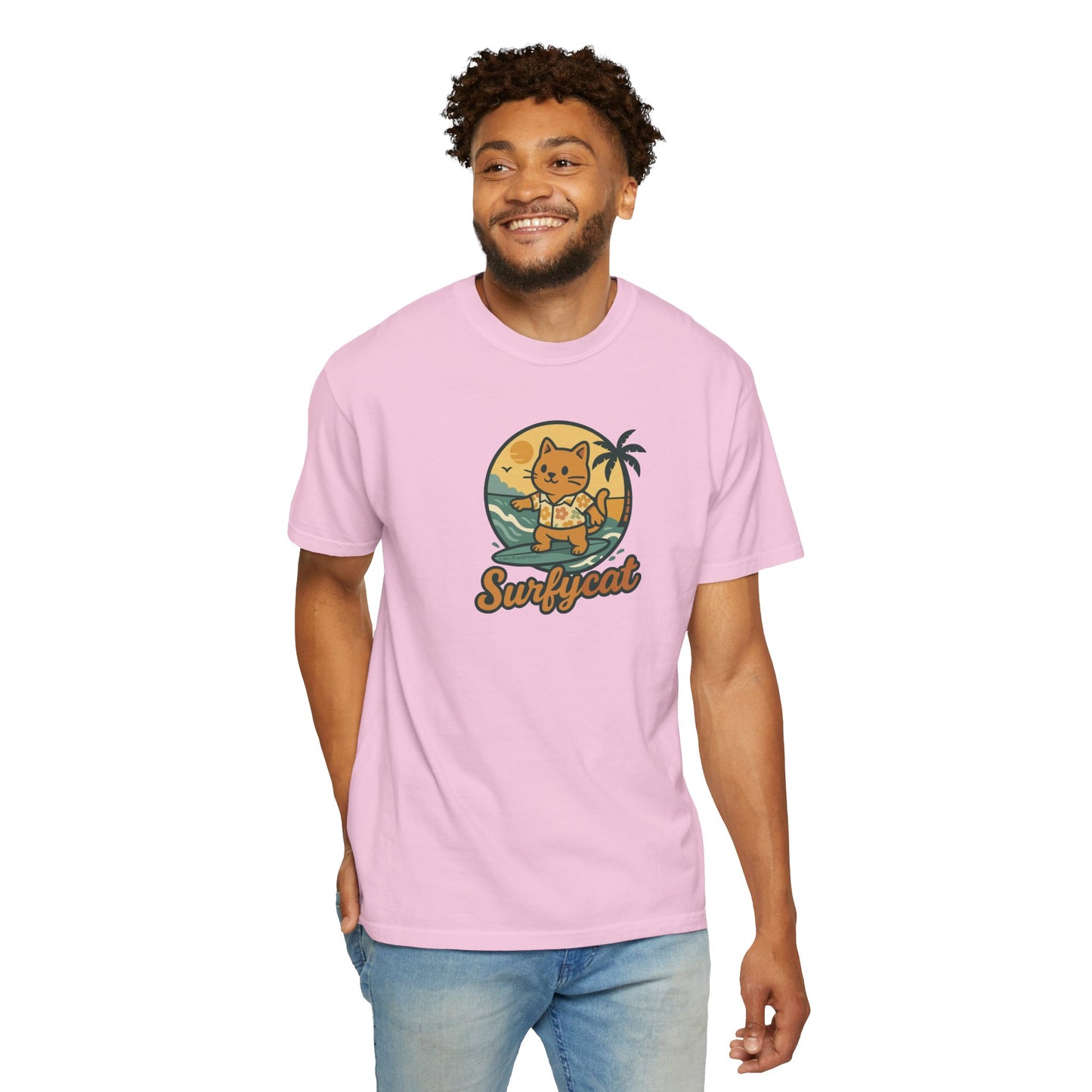 T-Shirt: Surfycat – Cool Cat with Surfboard Graphic Tee – Funny Summer Beach Vibes Unisex Shirt for Cat Lovers & Ocean Fans