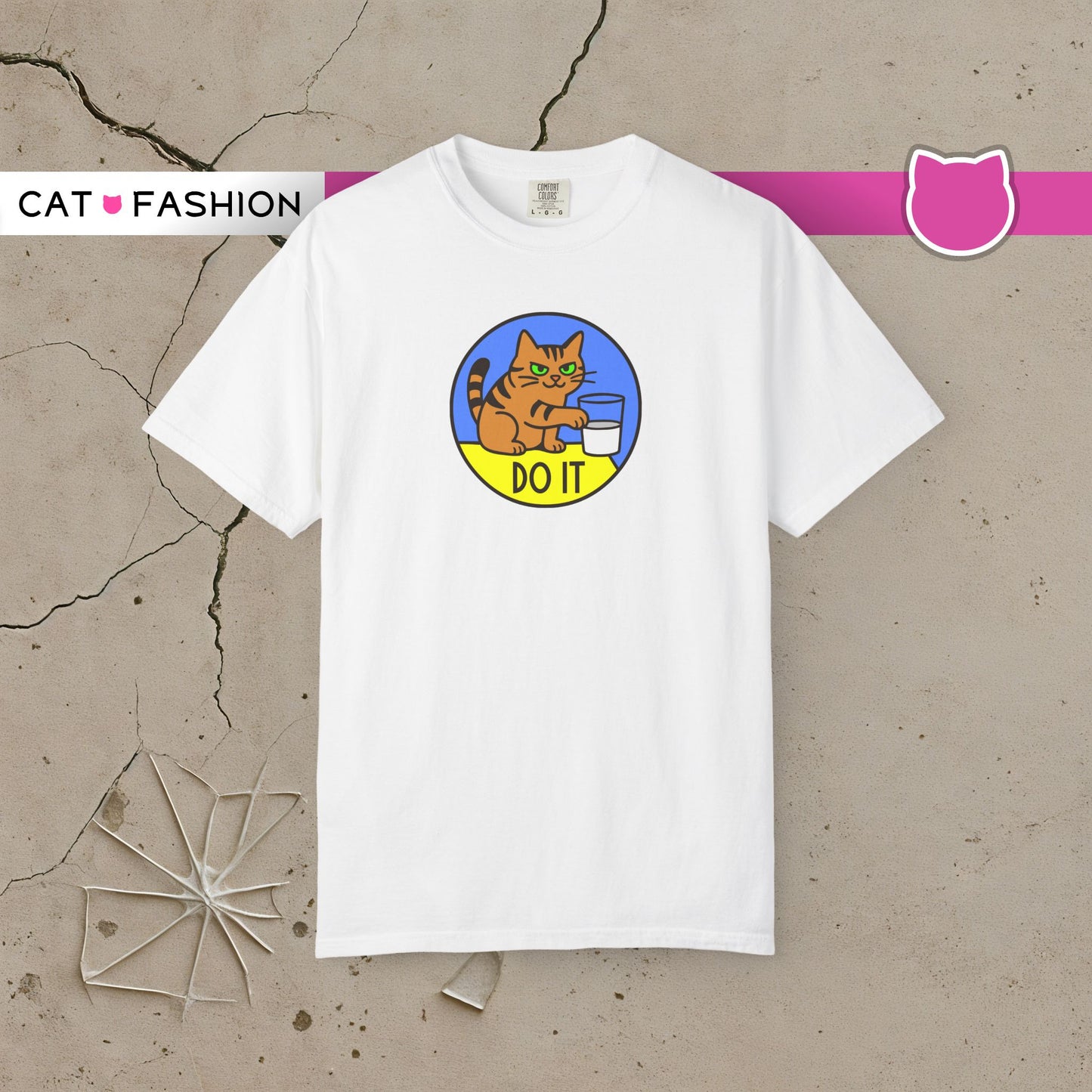 T-Shirt: Do It - Funny Cat Meme Graphic Tee with Kitty and Glass - Mischievous Unisex Shirt for Chaos-Loving Cat People