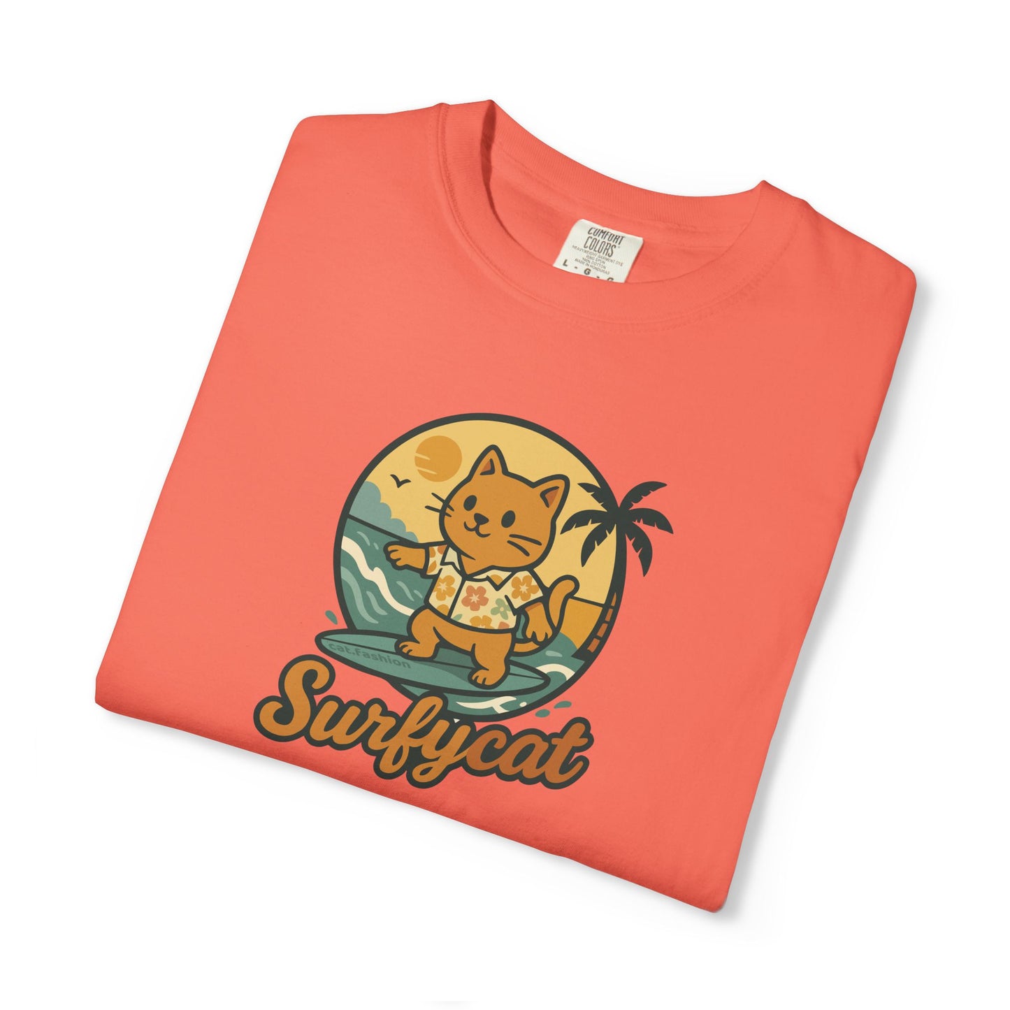 T-Shirt: Surfycat – Cool Cat with Surfboard Graphic Tee – Funny Summer Beach Vibes Unisex Shirt for Cat Lovers & Ocean Fans