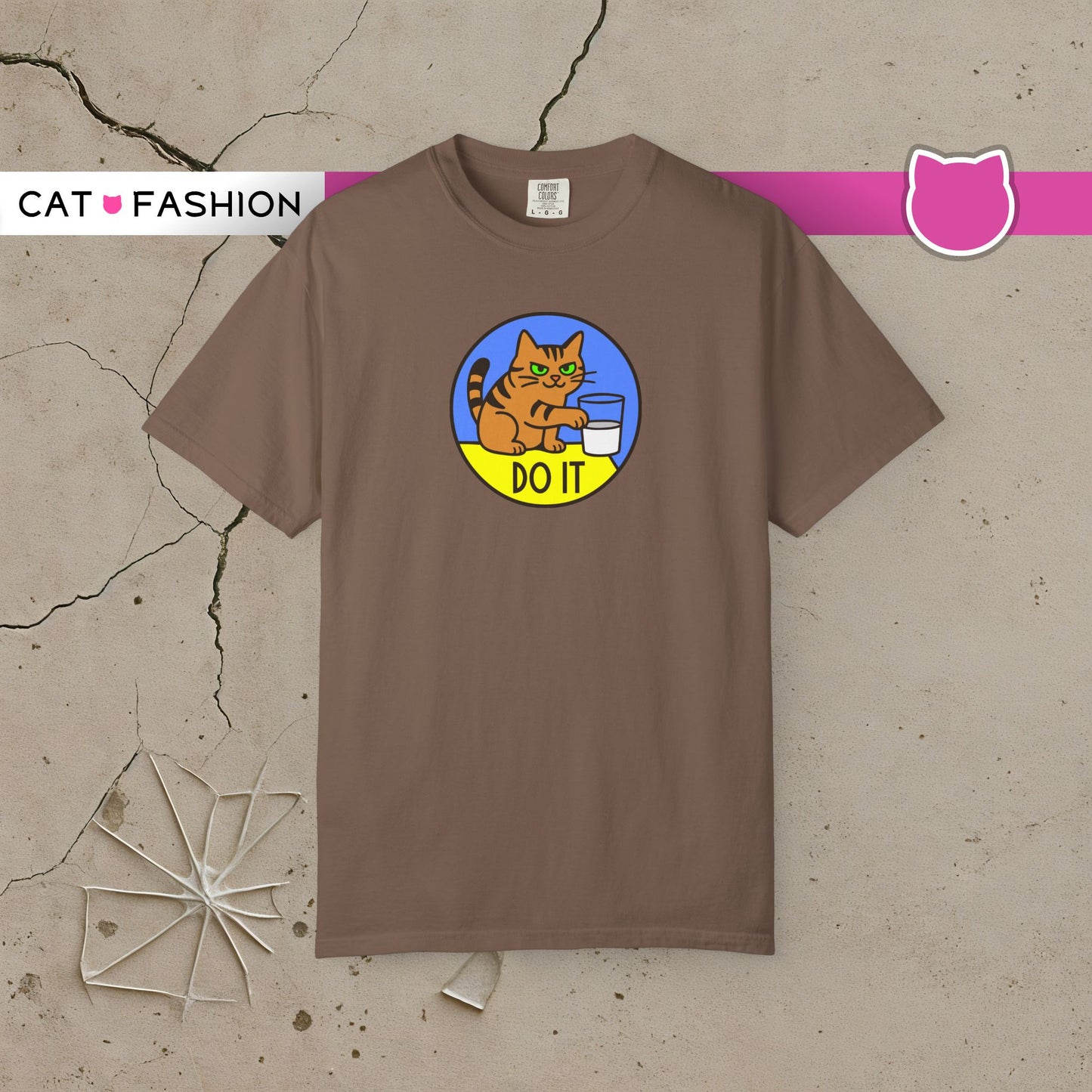 T-Shirt: Do It - Funny Cat Meme Graphic Tee with Kitty and Glass - Mischievous Unisex Shirt for Chaos-Loving Cat People