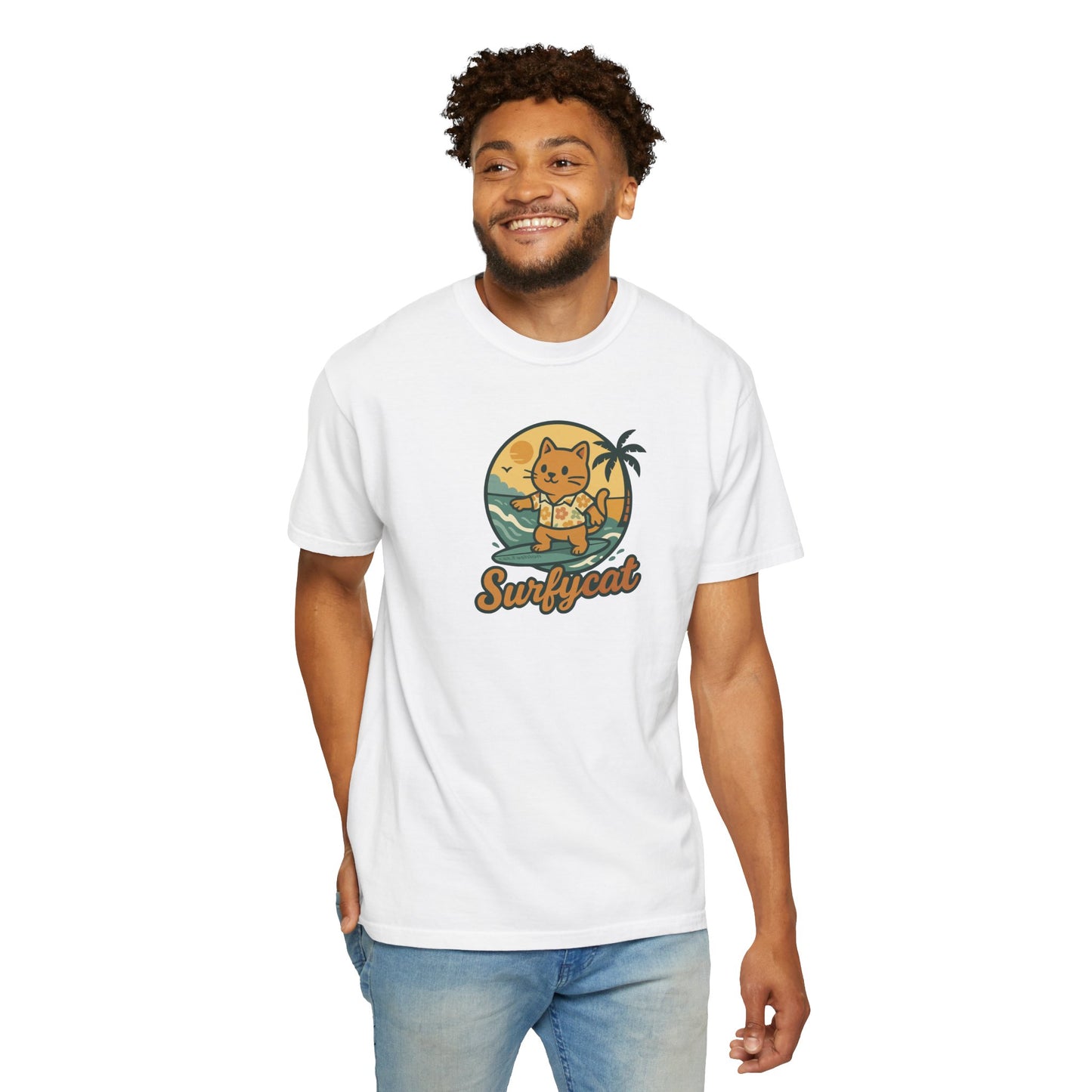 T-Shirt: Surfycat – Cool Cat with Surfboard Graphic Tee – Funny Summer Beach Vibes Unisex Shirt for Cat Lovers & Ocean Fans