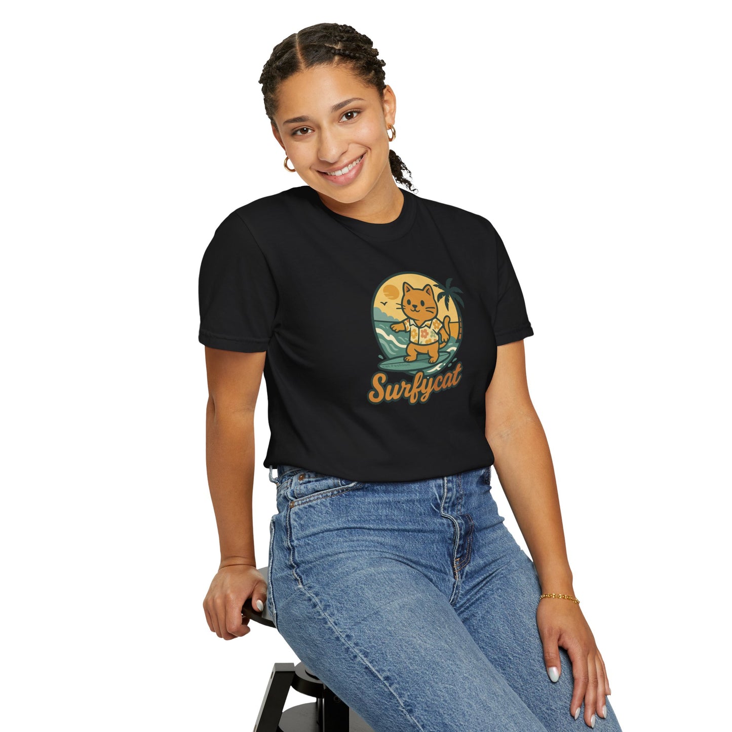 T-Shirt: Surfycat – Cool Cat with Surfboard Graphic Tee – Funny Summer Beach Vibes Unisex Shirt for Cat Lovers & Ocean Fans