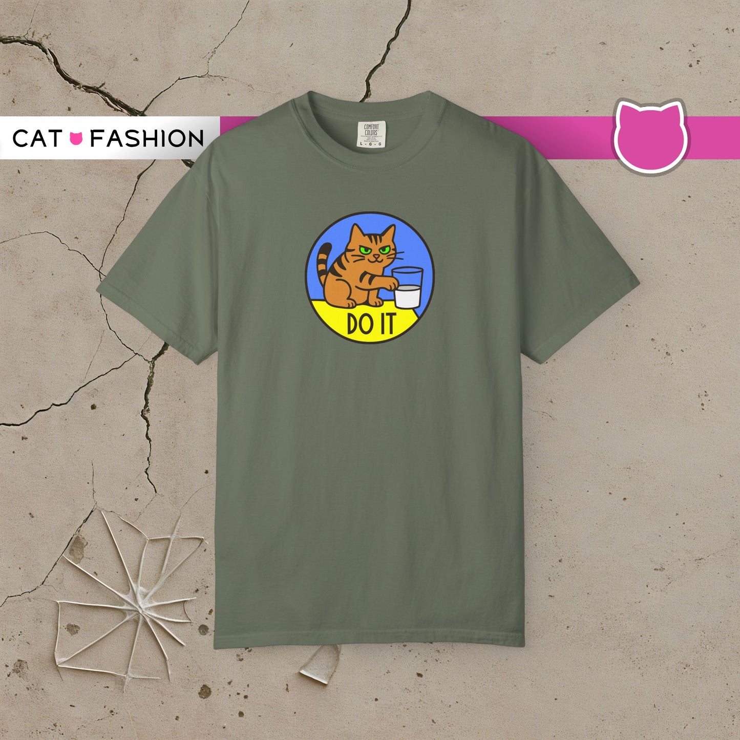 T-Shirt: Do It - Funny Cat Meme Graphic Tee with Kitty and Glass - Mischievous Unisex Shirt for Chaos-Loving Cat People