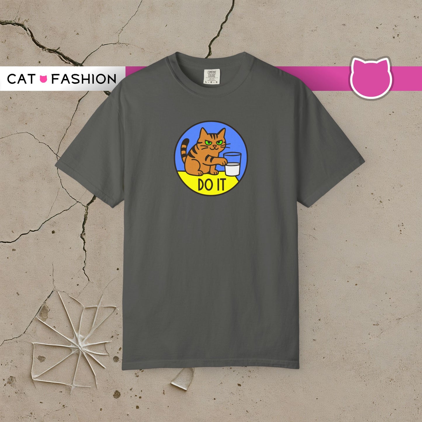 T-Shirt: Do It - Funny Cat Meme Graphic Tee with Kitty and Glass - Mischievous Unisex Shirt for Chaos-Loving Cat People