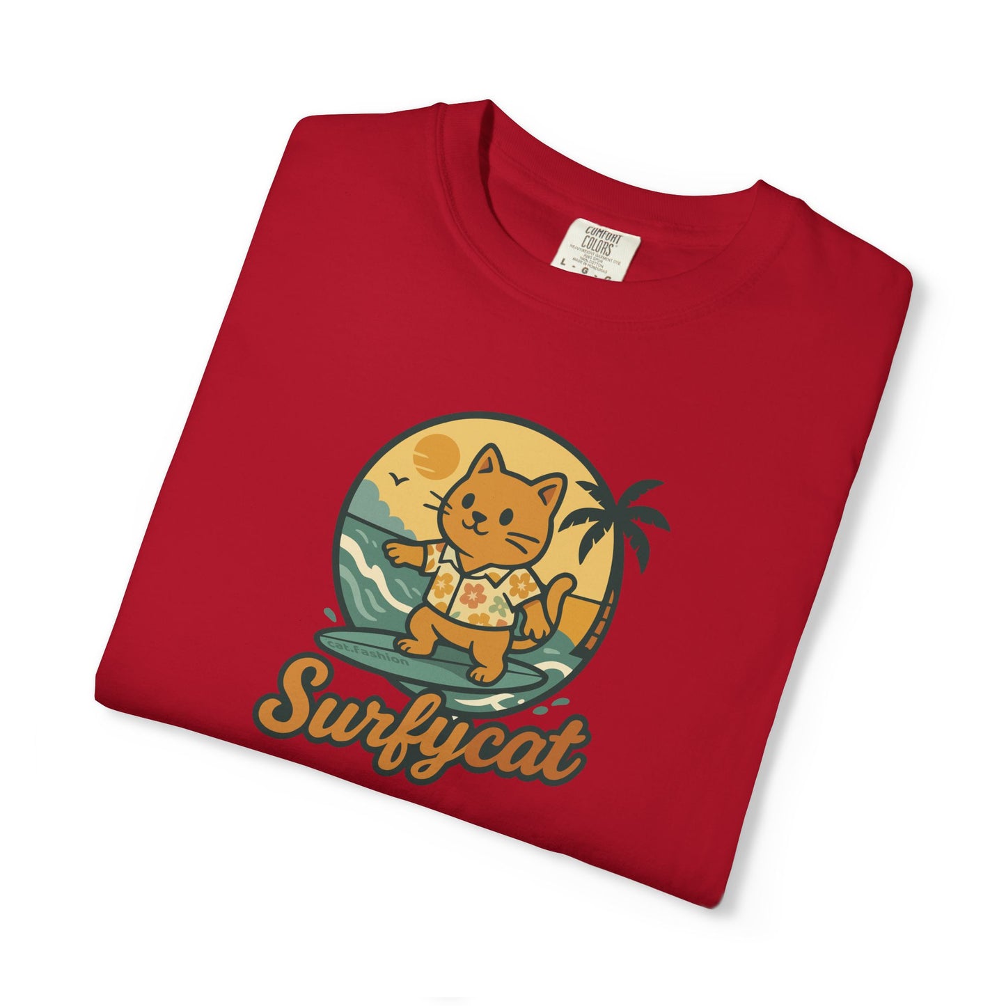 T-Shirt: Surfycat – Cool Cat with Surfboard Graphic Tee – Funny Summer Beach Vibes Unisex Shirt for Cat Lovers & Ocean Fans