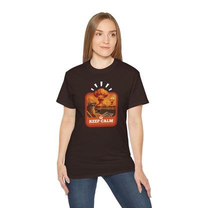 T-Shirt: Keep Calm – Surreal Cat in Chaos Artwork – Funny Apocalypse Parody for Dark Humor Fans