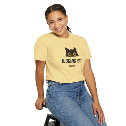 T-Shirt: Judging You. Silently – Funny Black Cat Eyes Graphic Tee – Snarky Unisex Shirt for Introverts & Cat Lovers