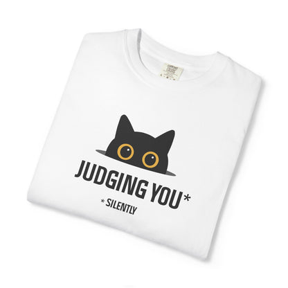 T-Shirt: Judging You. Silently – Funny Black Cat Eyes Graphic Tee – Snarky Unisex Shirt for Introverts & Cat Lovers