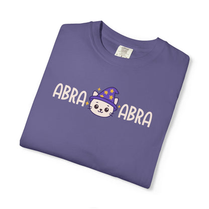 T-Shirt: AbraCatAbra - Funny Wizard Cat Graphic Tee - Magical Unisex Shirt for Cat Lovers, Gamers, Witches & Whimsical Souls
