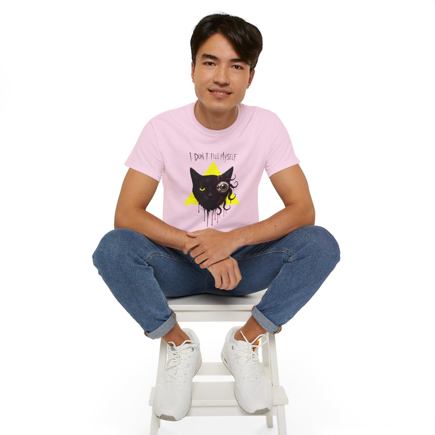 T-Shirt: I Don’t Feel Myself – Alien Horror Cat Graphic Tee – Creepy Gothic Unisex Shirt for Halloween & Sci-Fi Fans