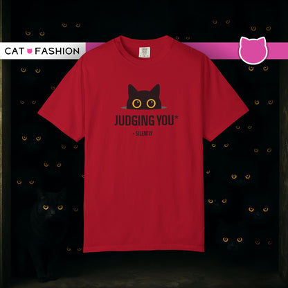 T-Shirt: Judging You. Silently – Funny Black Cat Eyes Graphic Tee – Snarky Unisex Shirt for Introverts & Cat Lovers