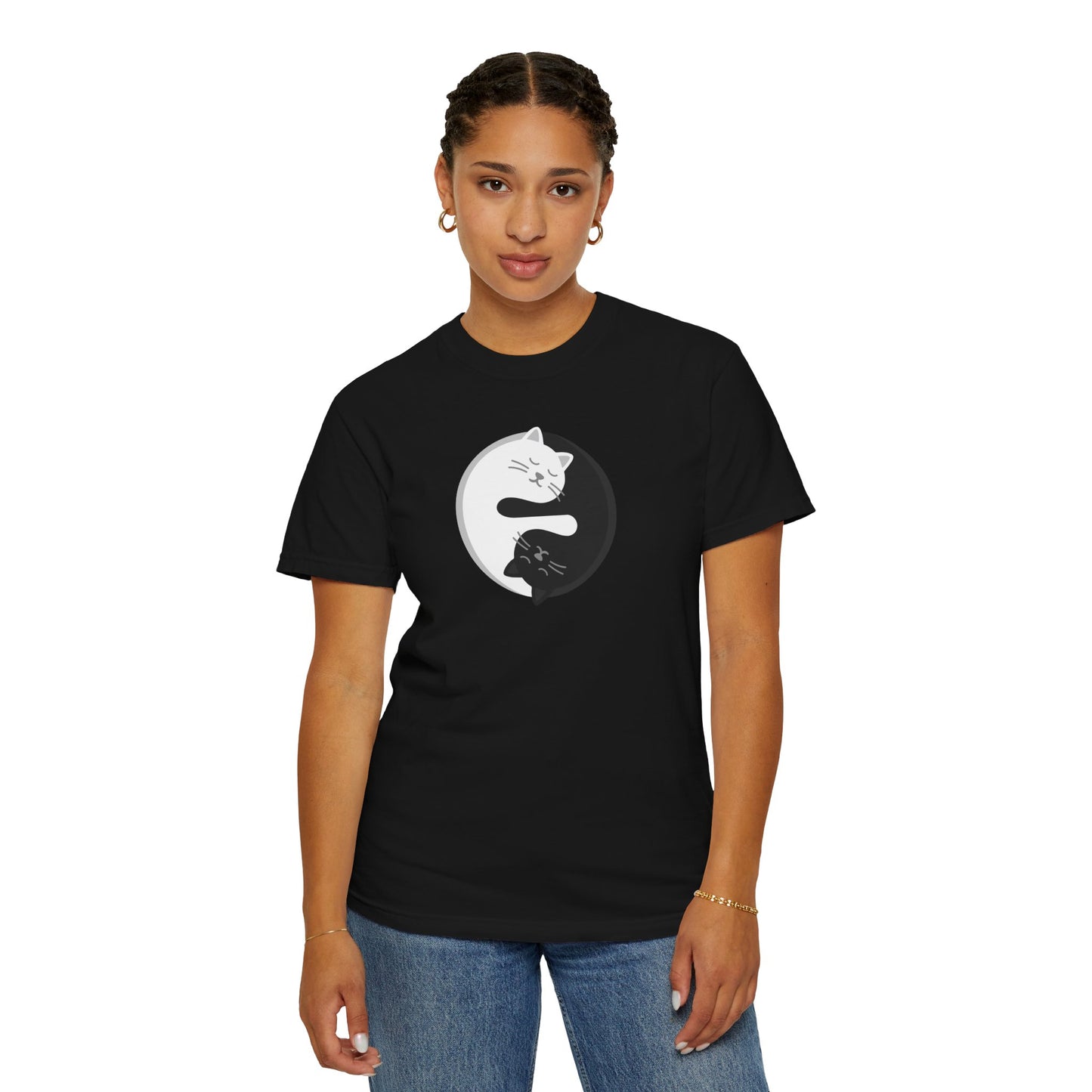 T-Shirt: Yin Yang Cats - Minimalist Zen Kitty Graphic Tee - Cute Black & White Cat Unisex Shirt for Balance and Chill Vibes