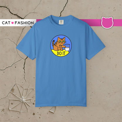 T-Shirt: Do It - Funny Cat Meme Graphic Tee with Kitty and Glass - Mischievous Unisex Shirt for Chaos-Loving Cat People