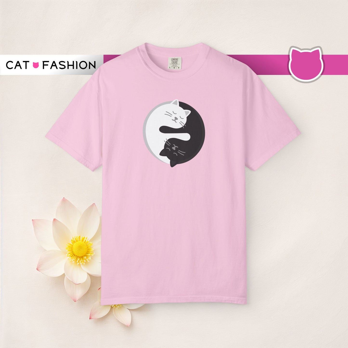 T-Shirt: Yin Yang Cats - Minimalist Zen Kitty Graphic Tee - Cute Black & White Cat Unisex Shirt for Balance and Chill Vibes