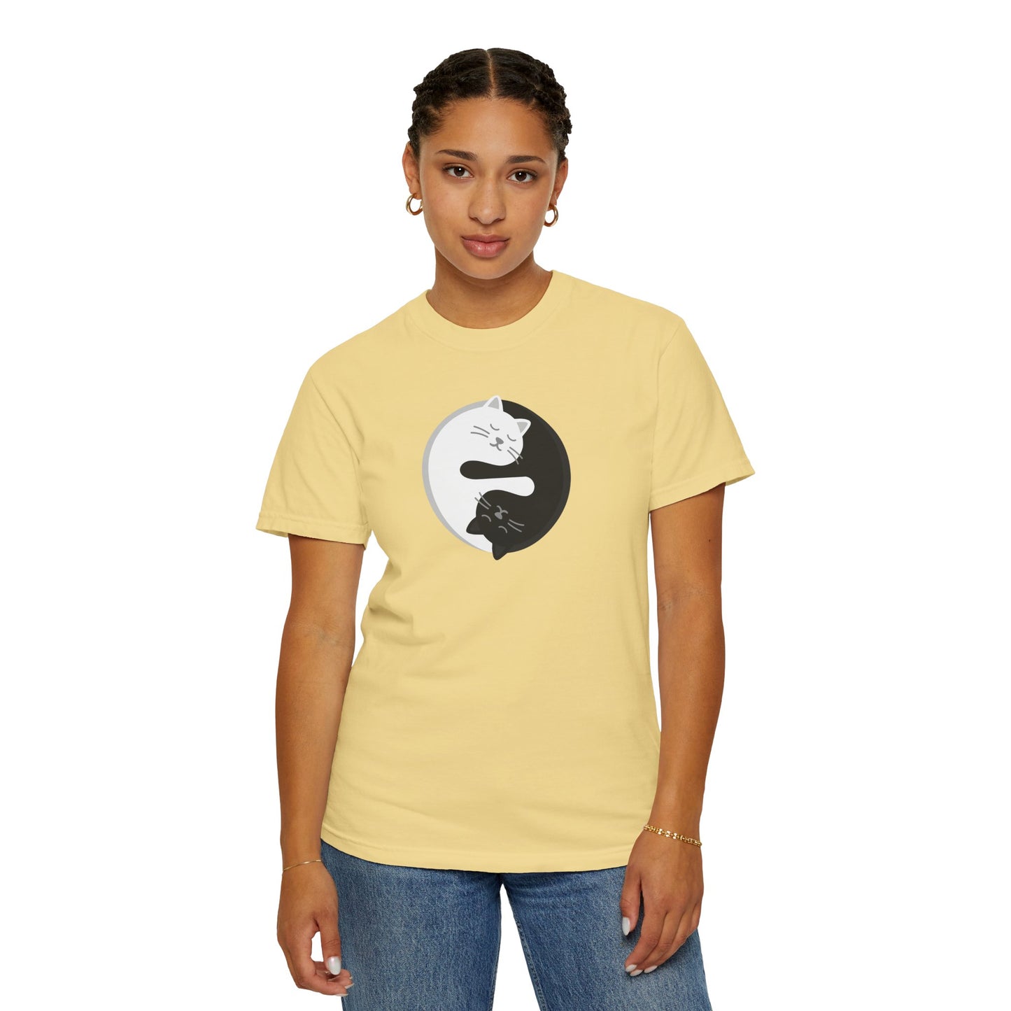 T-Shirt: Yin Yang Cats - Minimalist Zen Kitty Graphic Tee - Cute Black & White Cat Unisex Shirt for Balance and Chill Vibes