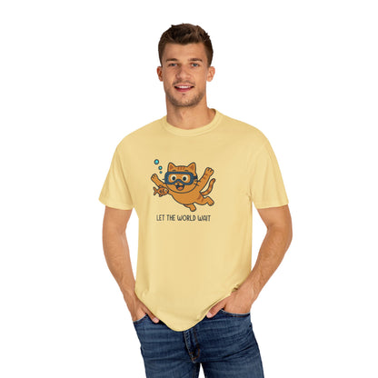 T-Shirt: Let The World Wait - Funny Swimming Cat Graphic Tee - Cute Unisex Shirt for Cat Lovers & Chill Vibes