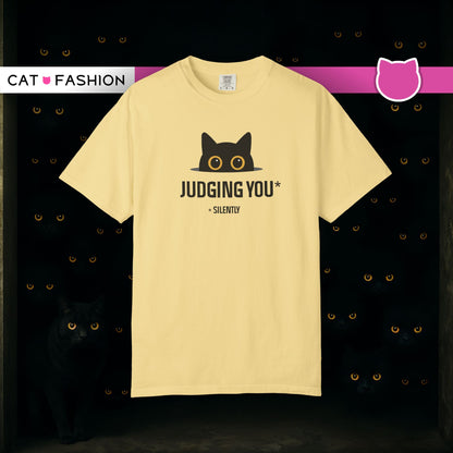 T-Shirt: Judging You. Silently – Funny Black Cat Eyes Graphic Tee – Snarky Unisex Shirt for Introverts & Cat Lovers