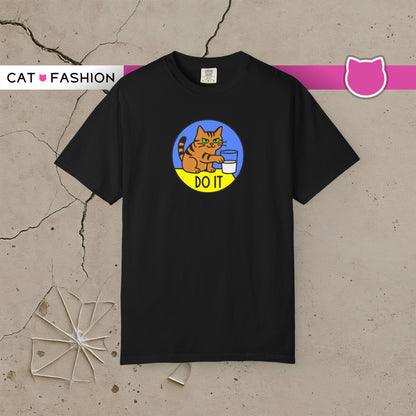 T-Shirt: Do It - Funny Cat Meme Graphic Tee with Kitty and Glass - Mischievous Unisex Shirt for Chaos-Loving Cat People