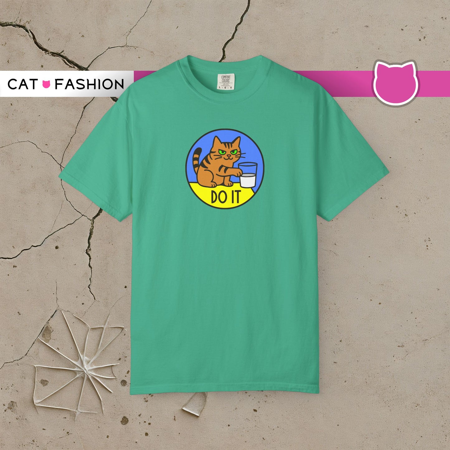 T-Shirt: Do It - Funny Cat Meme Graphic Tee with Kitty and Glass - Mischievous Unisex Shirt for Chaos-Loving Cat People