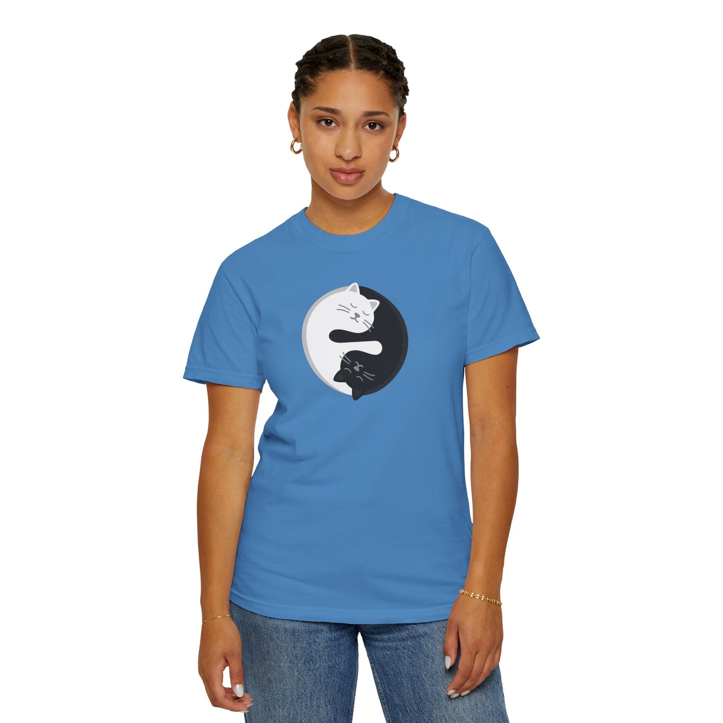 T-Shirt: Yin Yang Cats - Minimalist Zen Kitty Graphic Tee - Cute Black & White Cat Unisex Shirt for Balance and Chill Vibes