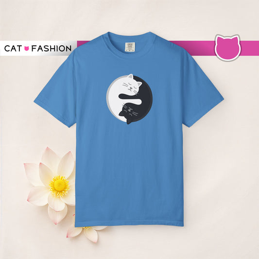 T-Shirt: Yin Yang Cats - Minimalist Zen Kitty Graphic Tee - Cute Black & White Cat Unisex Shirt for Balance and Chill Vibes