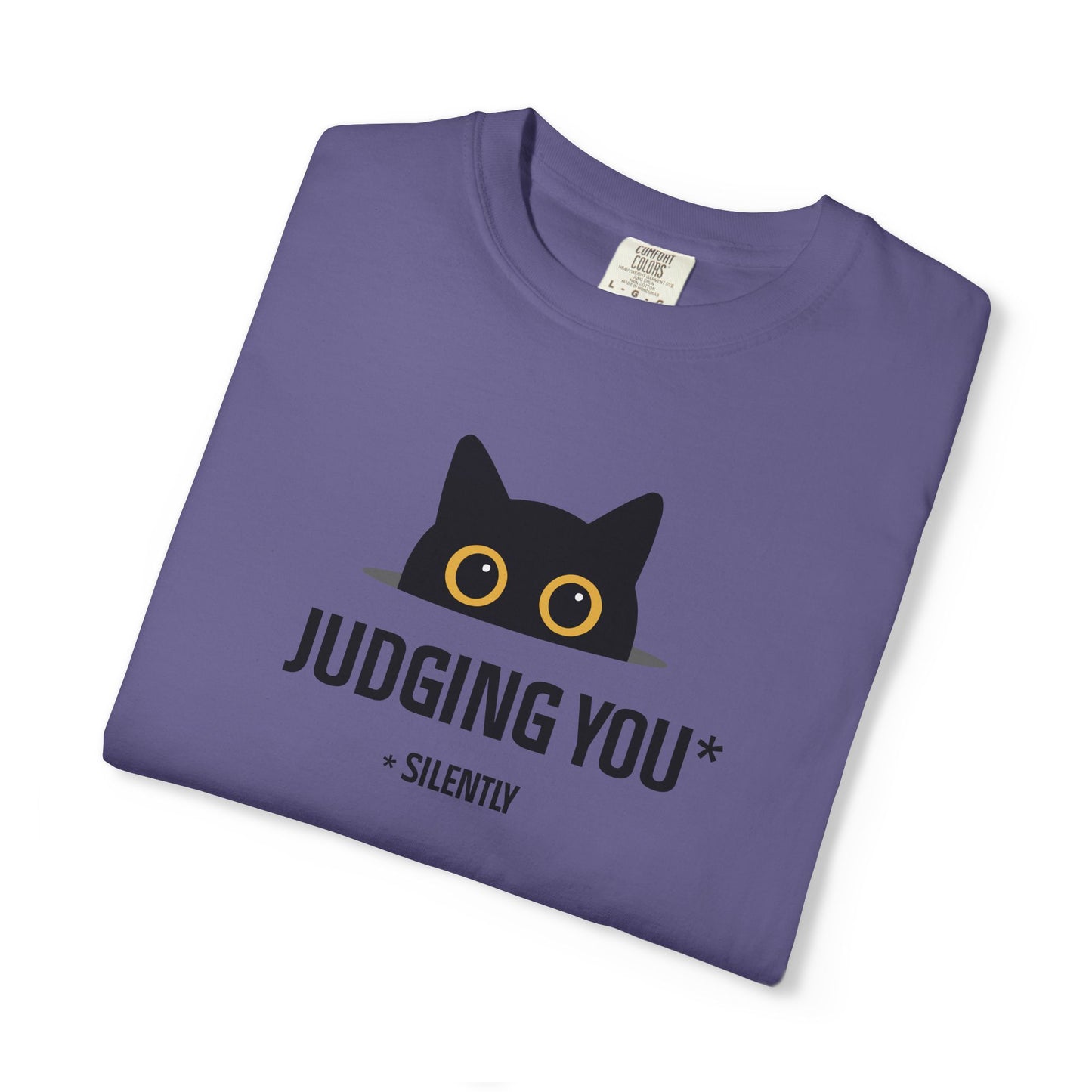 T-Shirt: Judging You. Silently – Funny Black Cat Eyes Graphic Tee – Snarky Unisex Shirt for Introverts & Cat Lovers