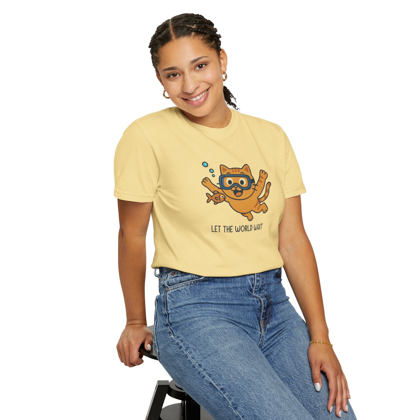 T-Shirt: Let The World Wait - Funny Swimming Cat Graphic Tee - Cute Unisex Shirt for Cat Lovers & Chill Vibes
