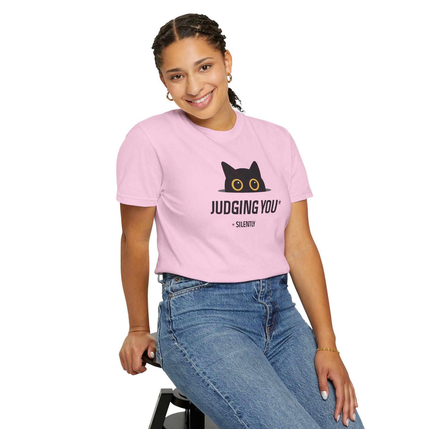 T-Shirt: Judging You. Silently – Funny Black Cat Eyes Graphic Tee – Snarky Unisex Shirt for Introverts & Cat Lovers